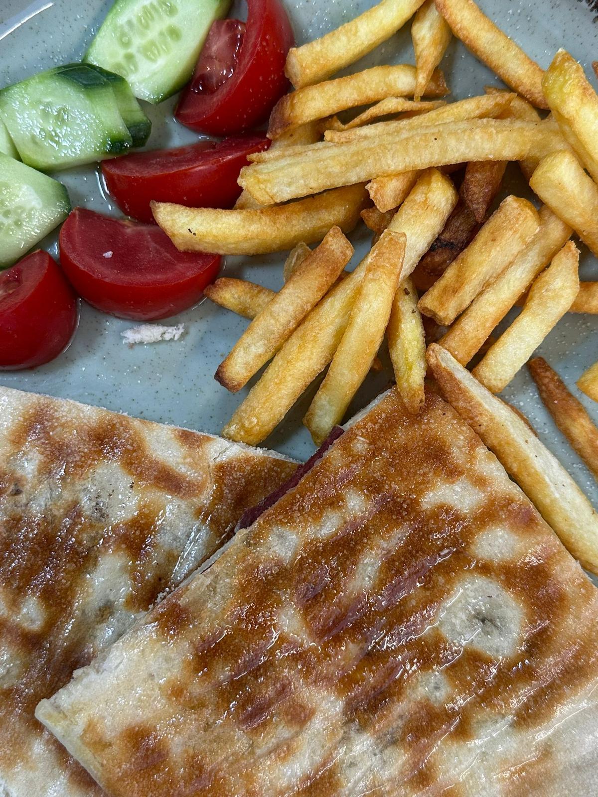 BAZLAMA TOST(CİPS,YEŞİLİK EŞLİĞİNDE)